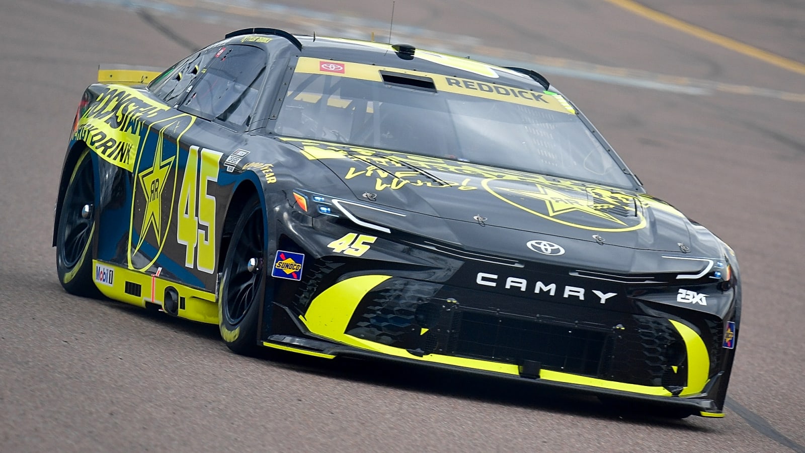 Tyler Reddick keeps title hopes alive with late surge at Phoenix