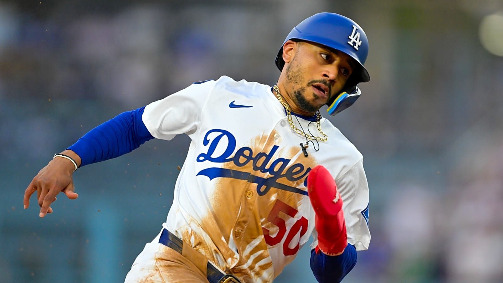 Dodgers' Mookie Betts suffers toe injury, hoping to avoid IL
