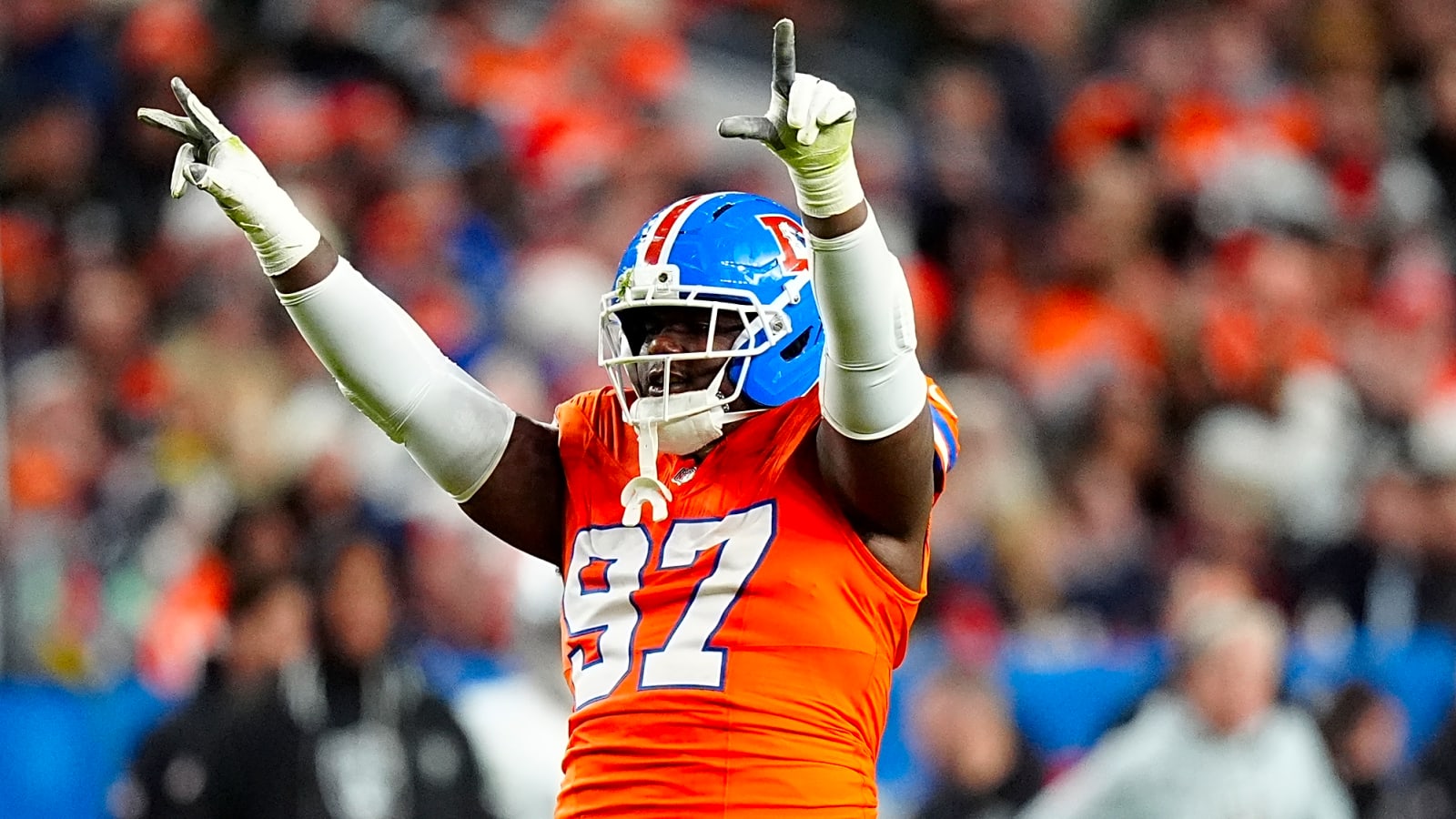 Broncos, DT Malcolm Roach agree to extension