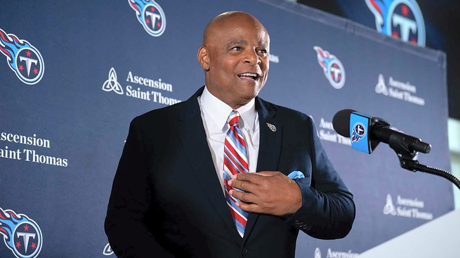 Legendary Oilers QB Warren Moon gifts retired No. 1 jersey to Titans’ top overall pick Cam Ward