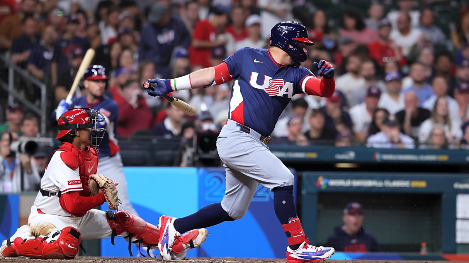 Kyle Schwarber turns heads with what he did to his WBC silver medal