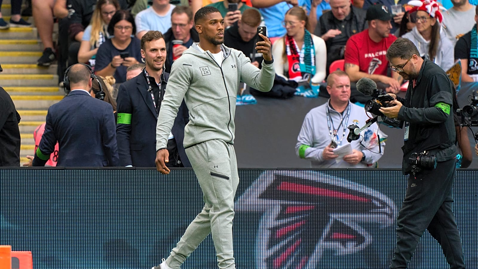 Anthony Joshua agrees to fight Russian giant who revealed 2026 comeback deal