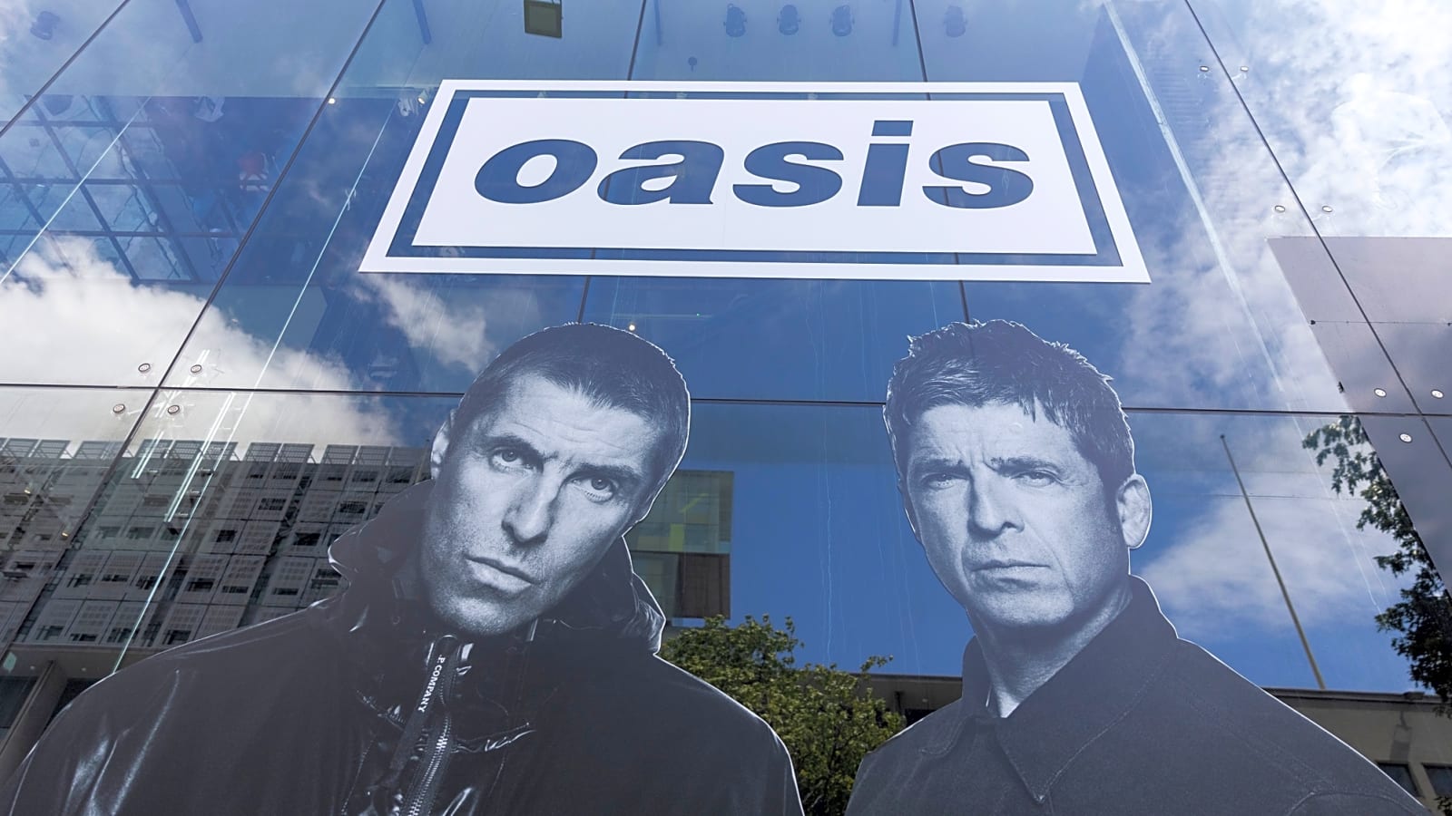 Oasis kicks off reunion tour, the Gallaghers&#39; first performances together since 2009