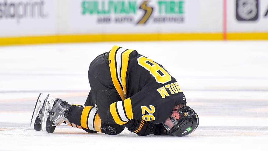Bruins place Elias Lindholm on IR, recall Alex Steeves