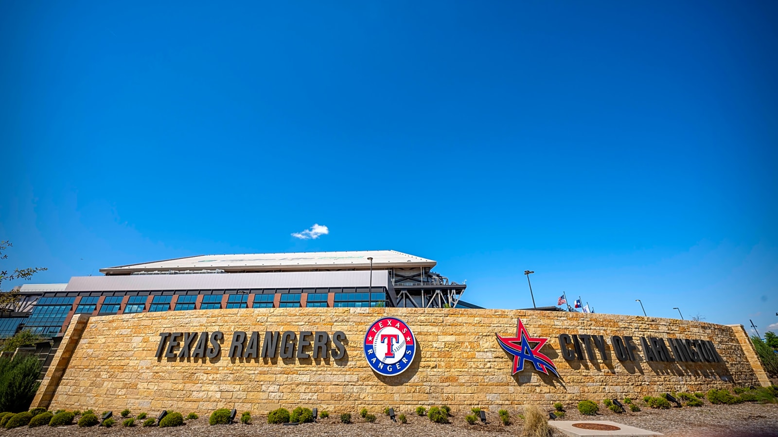 Rangers to promote outfielder Alejandro Osuna