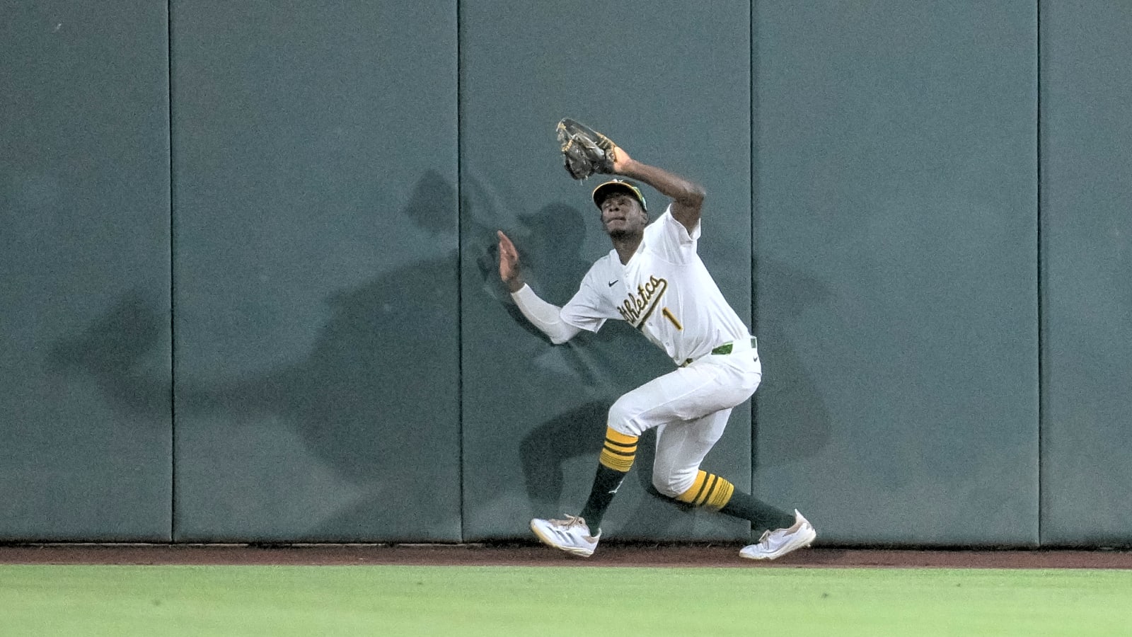 Denzel Clarke makes catch of the year to rob a home run