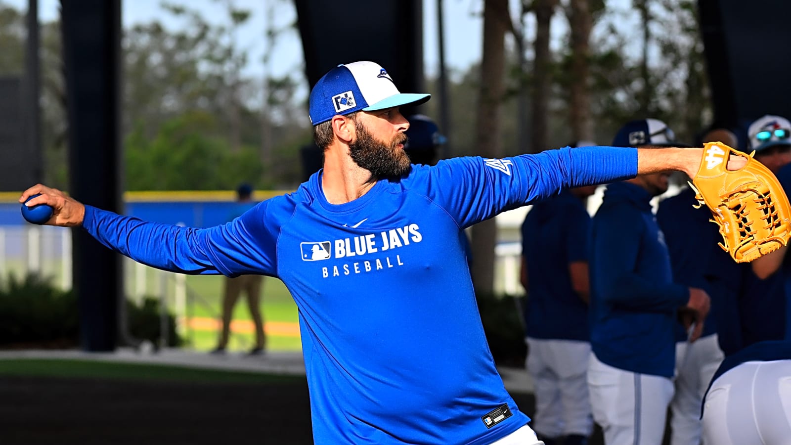 Blue Jays select veteran reliever's contract