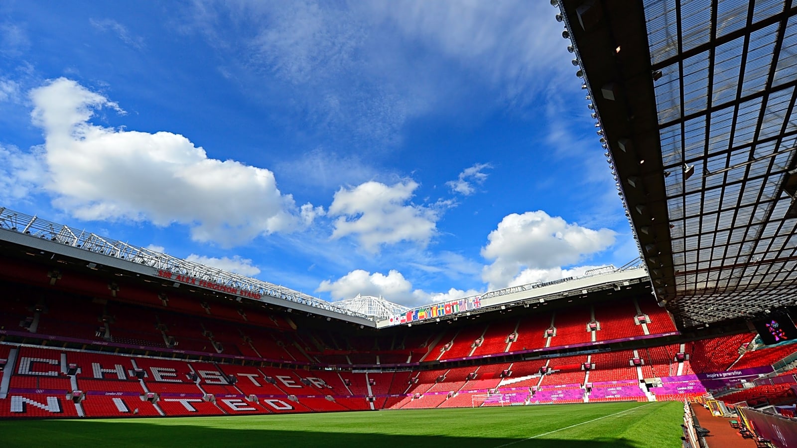 Darts star reveals he played for Manchester United