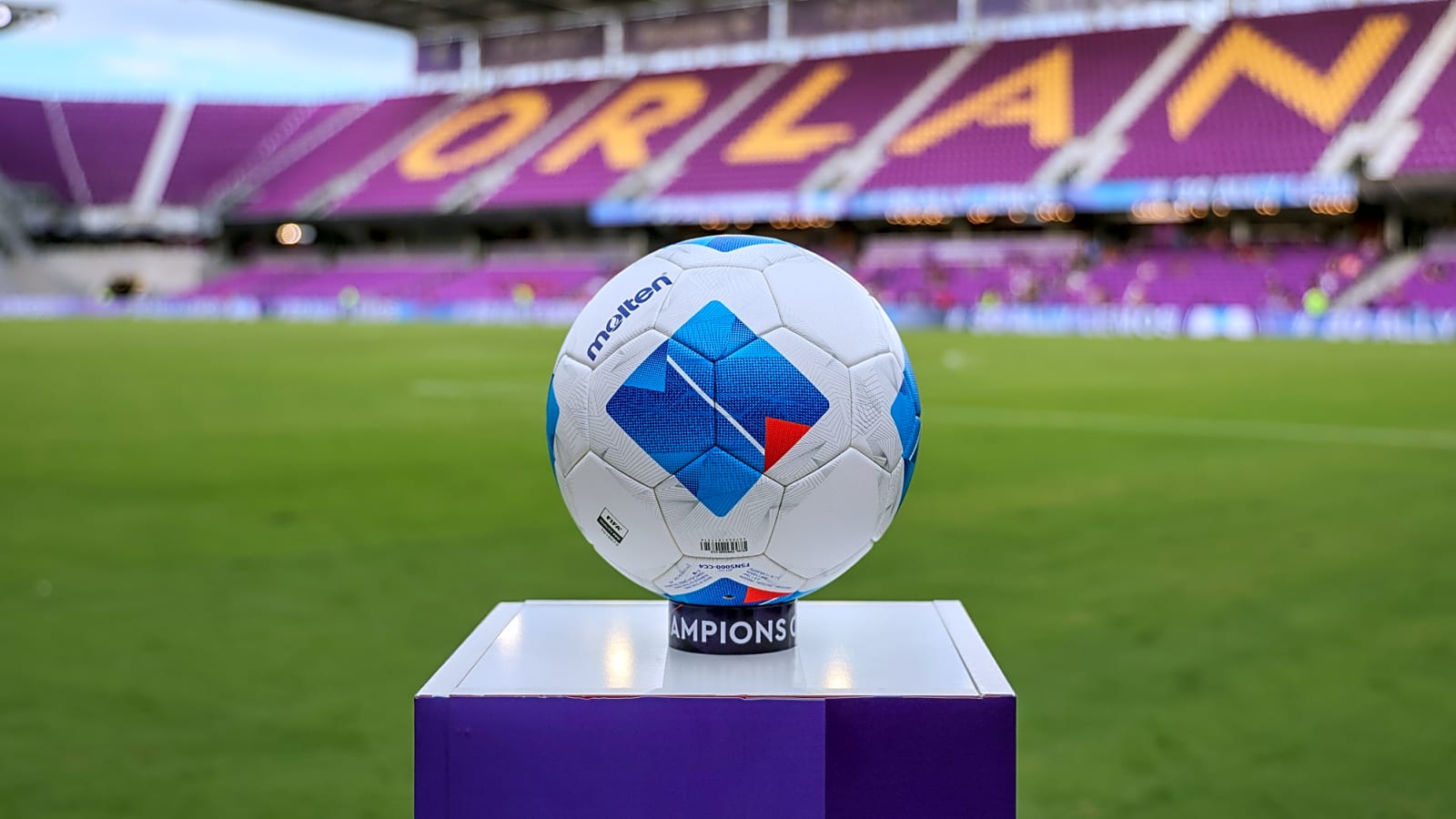 Bayern Munich striker officially signs for Manchester United