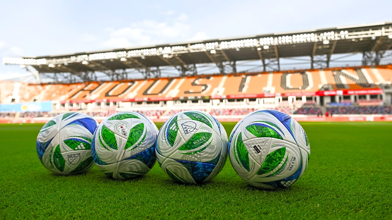 Leeds United officially sign Manchester United midfielder