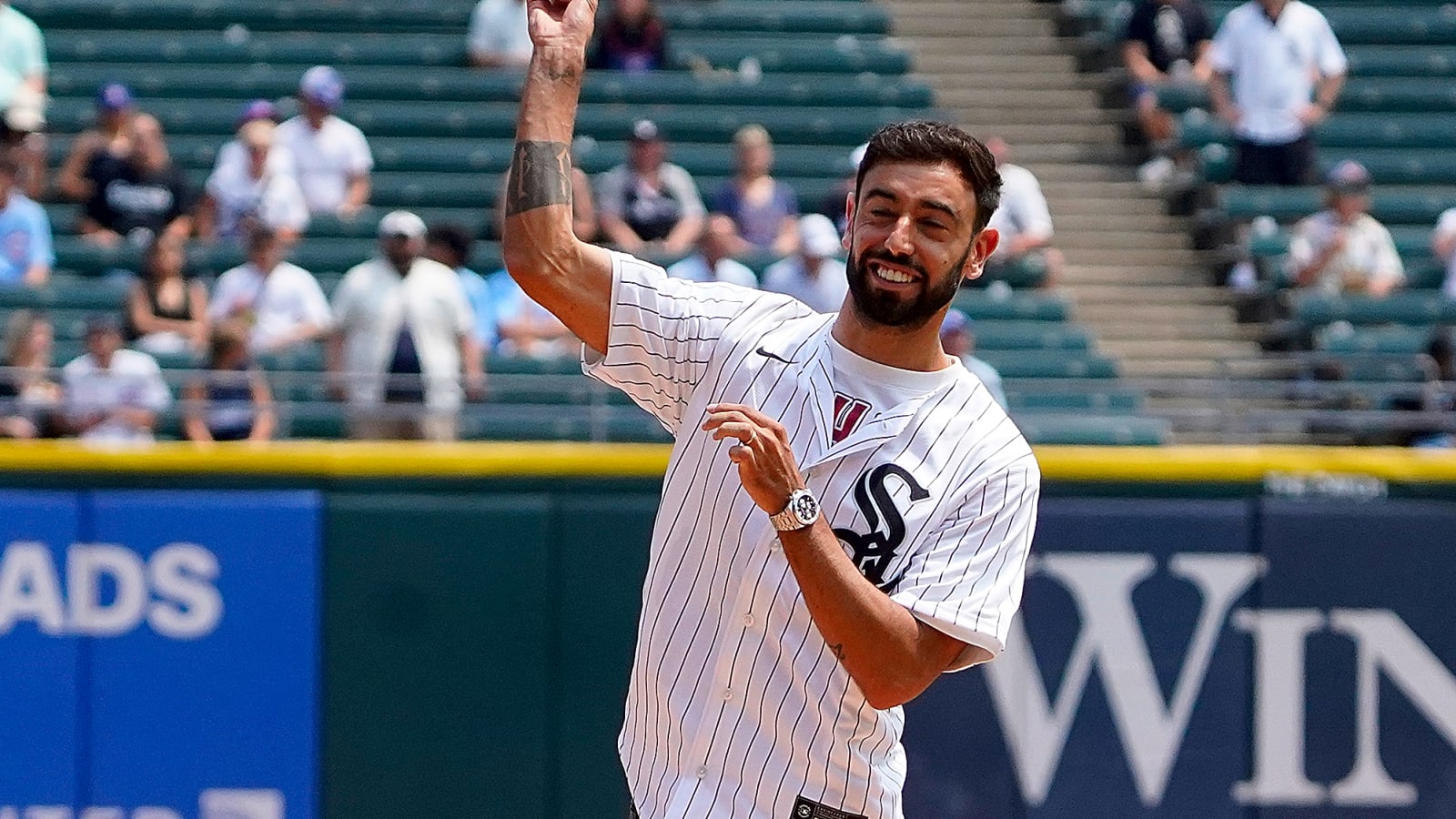 Manchester United delay Bruno Fernandes contract talks