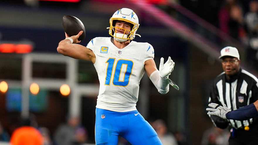 How Chargers' Mike McDaniel is trying to get Justin Herbert to reach major goal 
