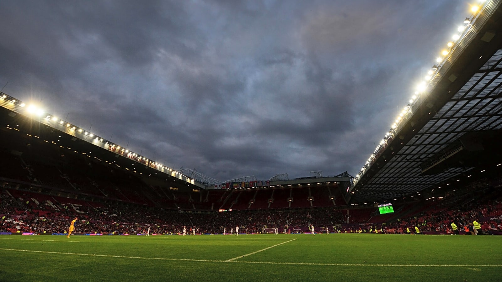 Manchester United forward breaks foot