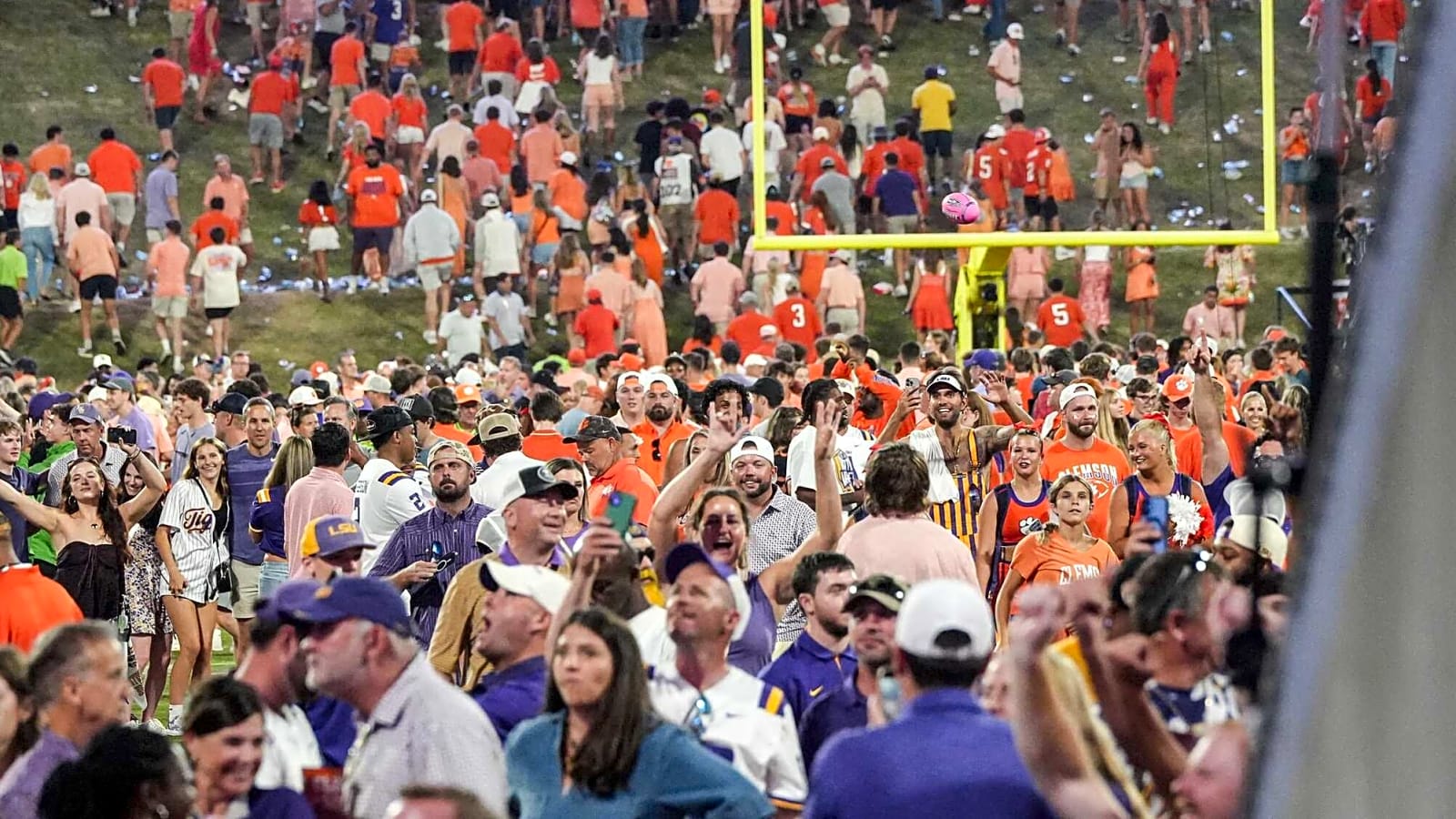 LSU fans start dance party after storming Clemson’s home field