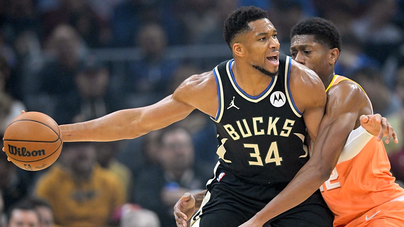 Bucks' Giannis Antetokounmpo sustains injury vs. Cavaliers