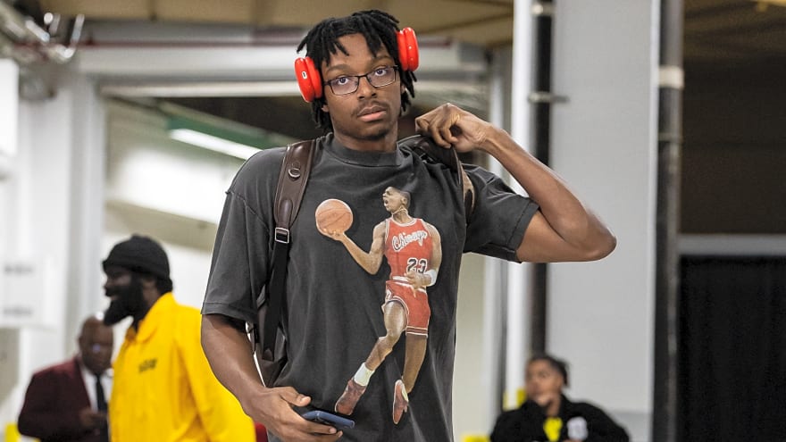 Rockets Re-Sign Isaiah Crawford