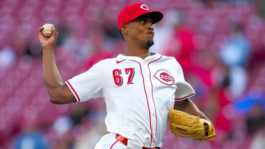 Mariners To Acquire Yosver Zulueta