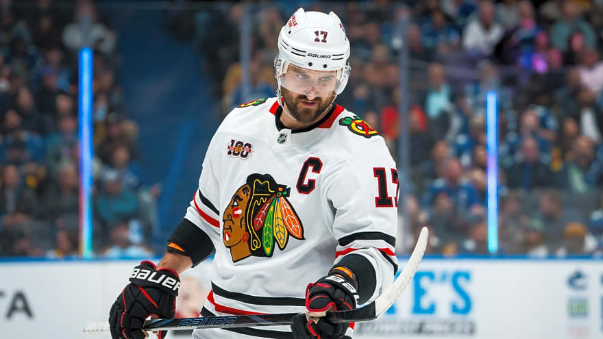 Blackhawks' Nick Foligno to miss four weeks with hand injury
