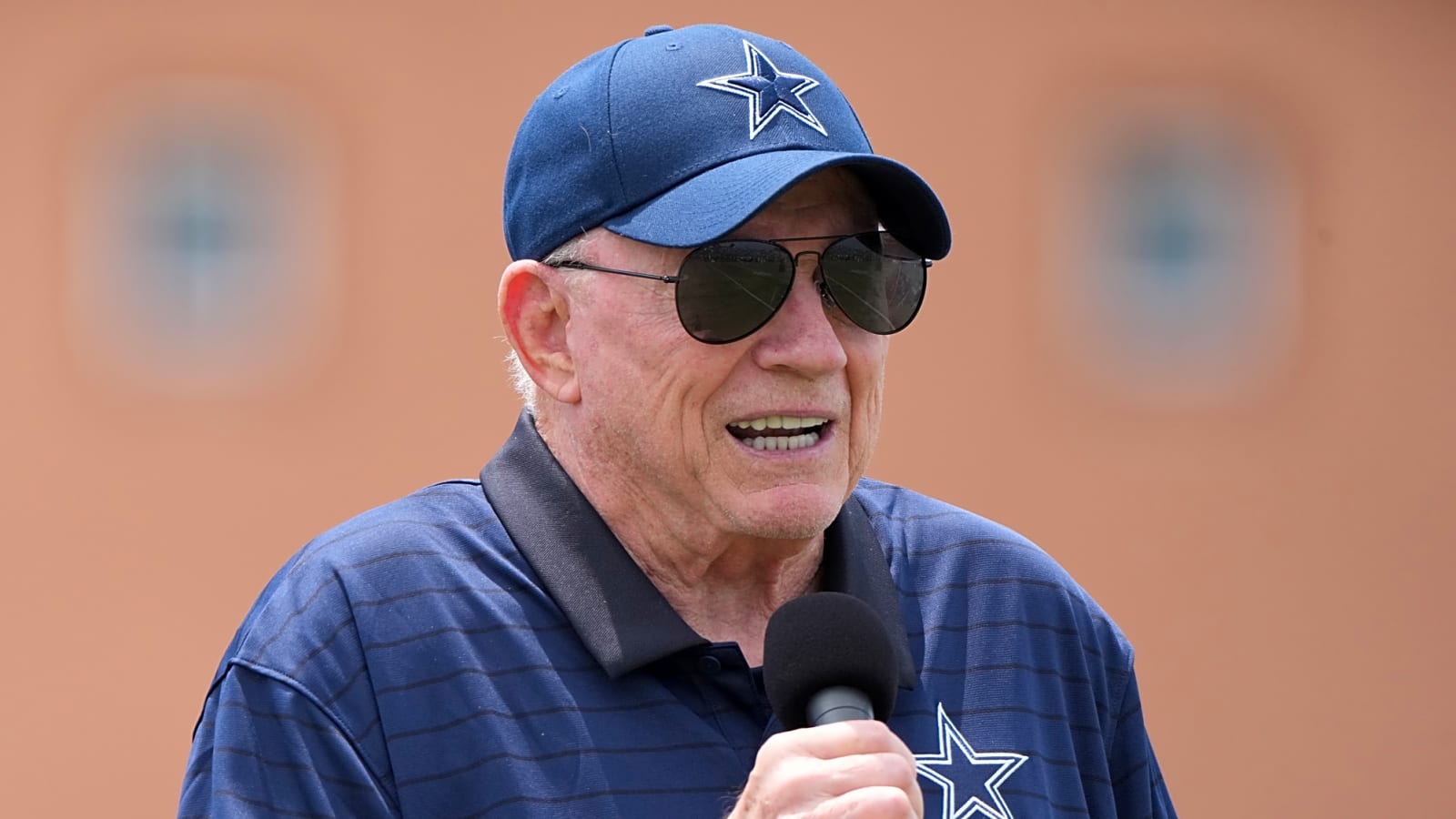 Jerry Jones gets heckled by angry Cowboys fans
