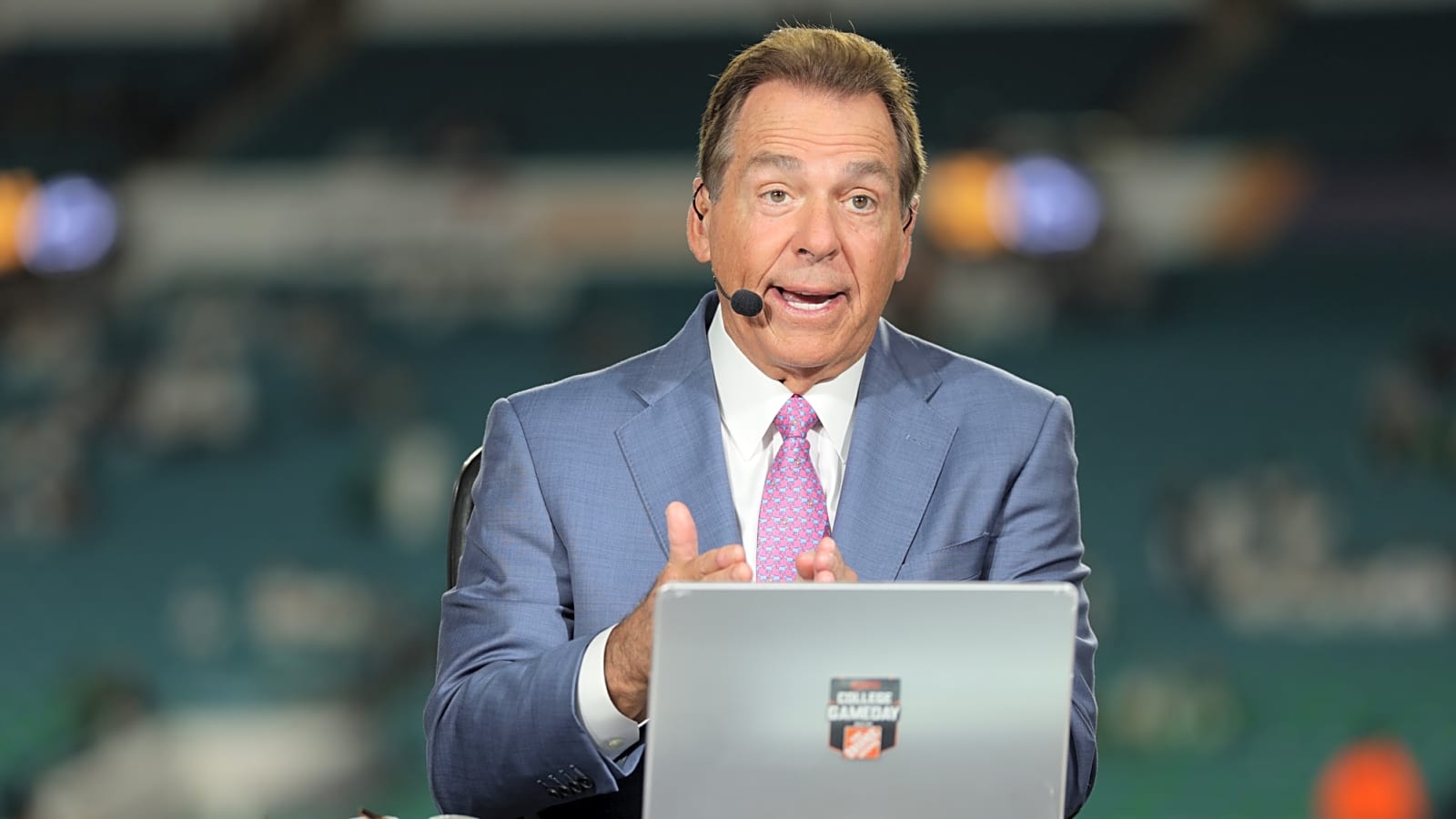 5-Star RB checks in with Nick Saban during offcial visit