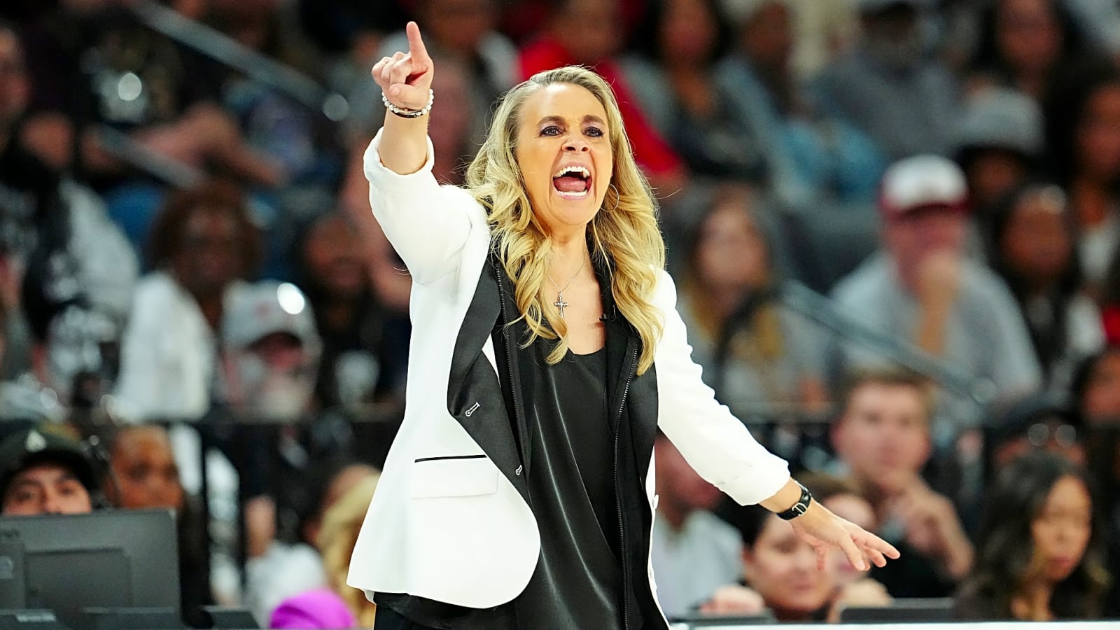 Becky Hammon Delivers 33-Second Praise for Alyssa Thomas Before Game 2