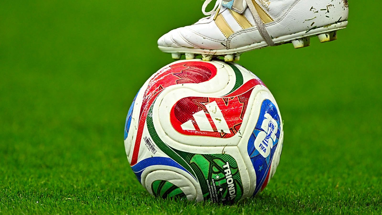 Eastern District officially sign former Manchester United midfielder