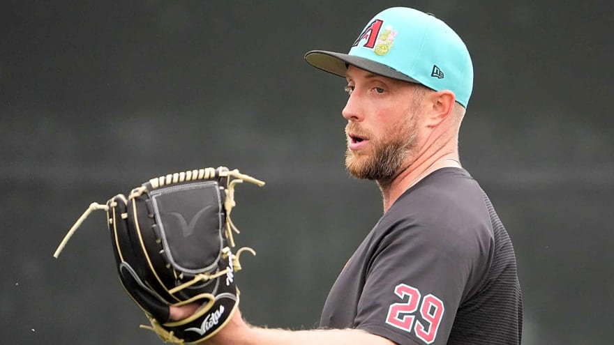 D-Backs take safe route with Merrill Kelly’s back issue