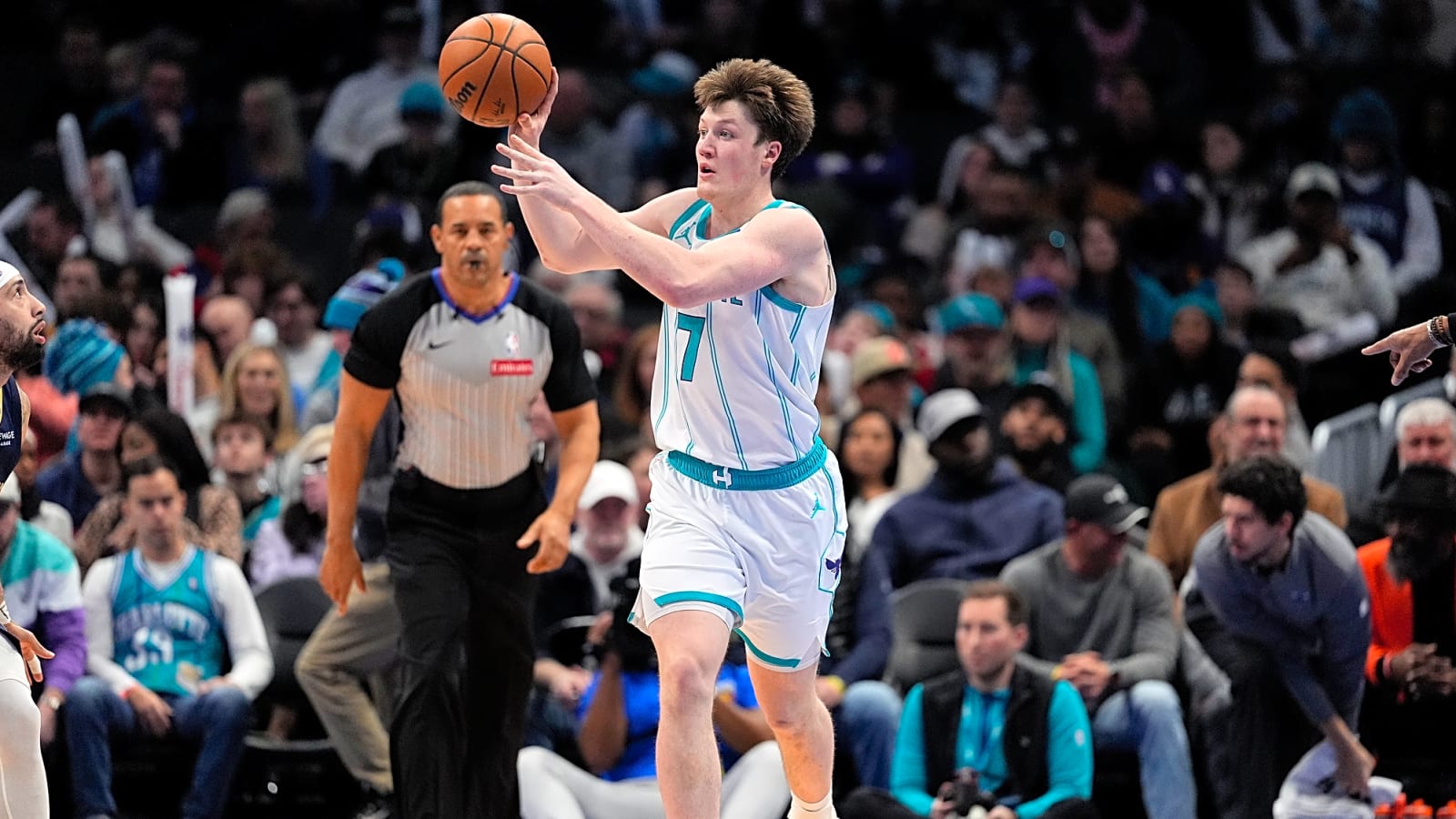 Balanced attack gives Hornets first eight-game winning streak since 1999