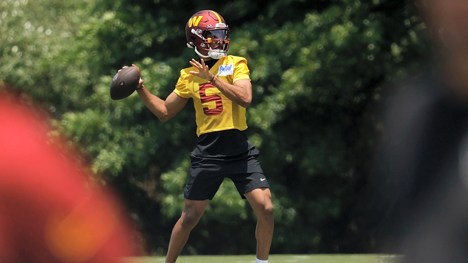 Jayden Daniels hits Deebo Samuel for viral TD at Commanders minicamp