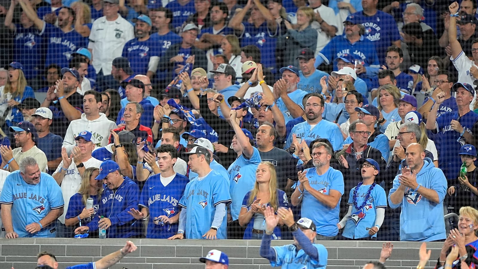 Hard-fought ALCS sparks generosity from Blue Jays, Mariners fans