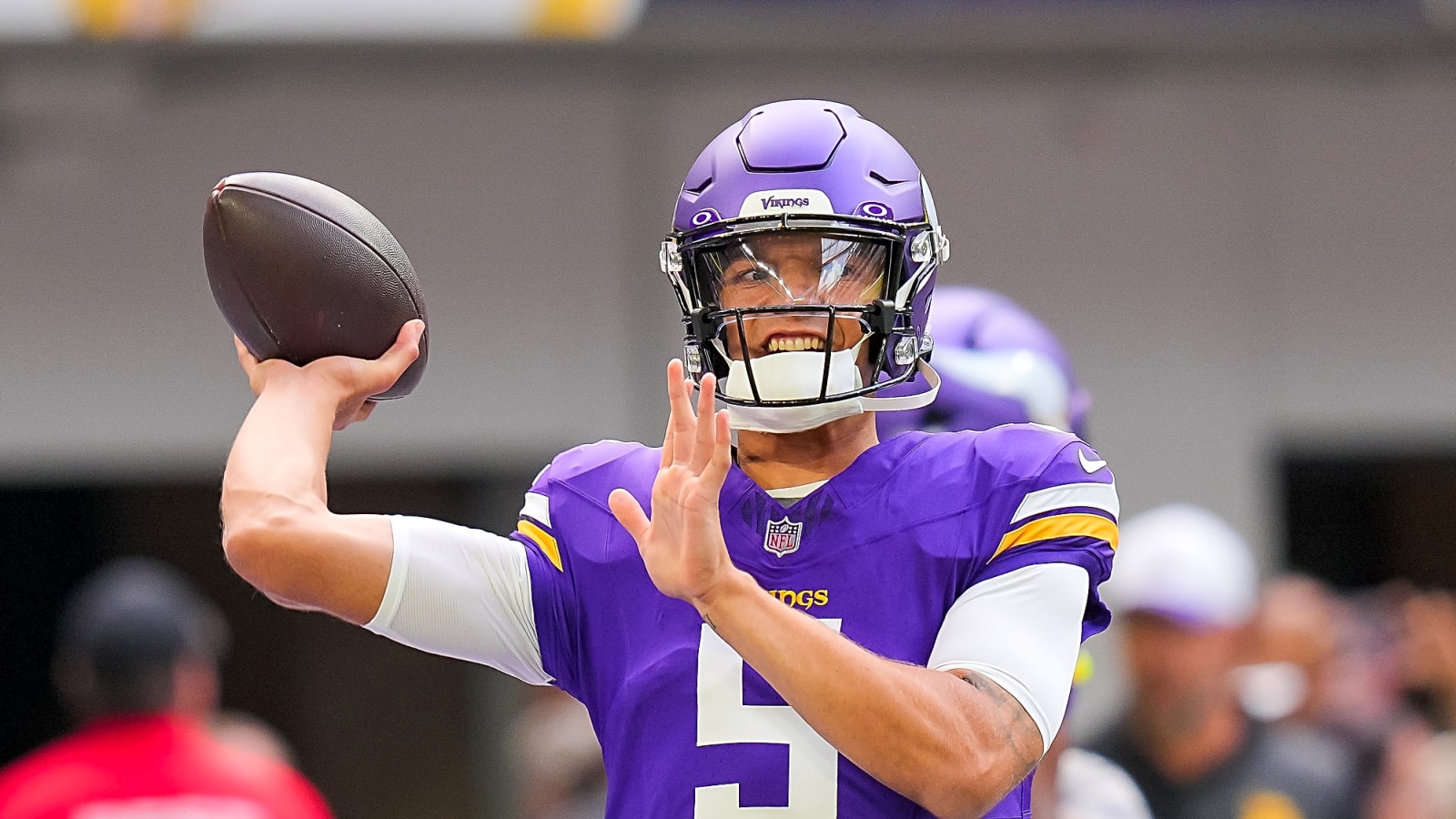 Vikings bring back QB Desmond Ridder