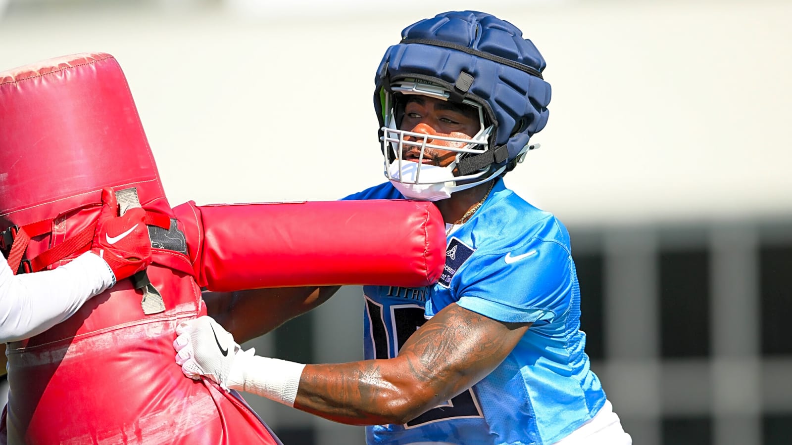 Titans WR breaks his collarbone attempting one-handed catch