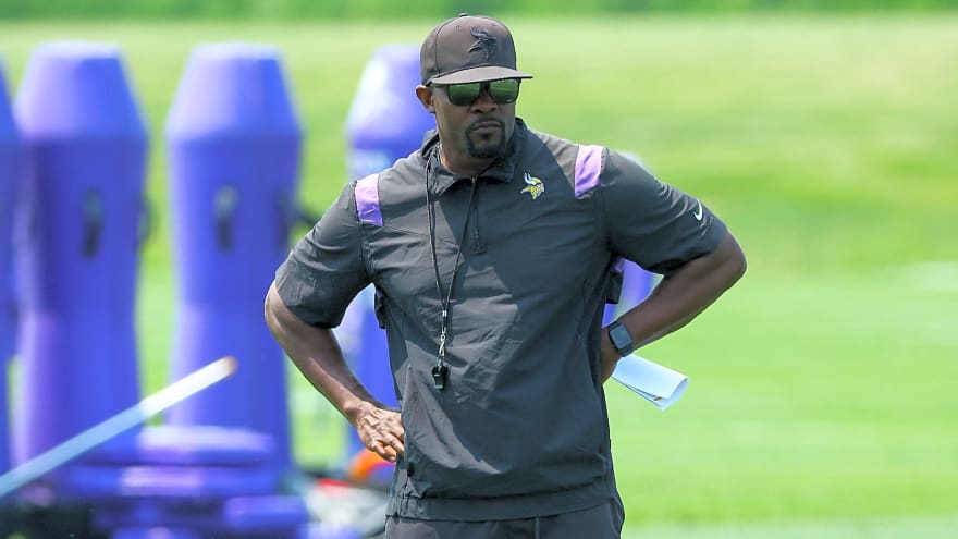 Mike Zimmer vs. Brian Flores: Which Vikings defense had the better 5-0 start?