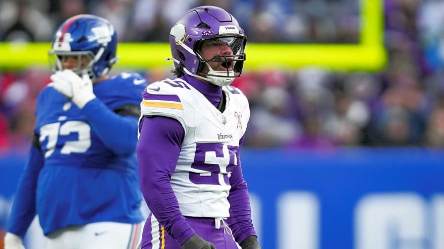 NFL referee goes off on Vikings player in bizarre moment