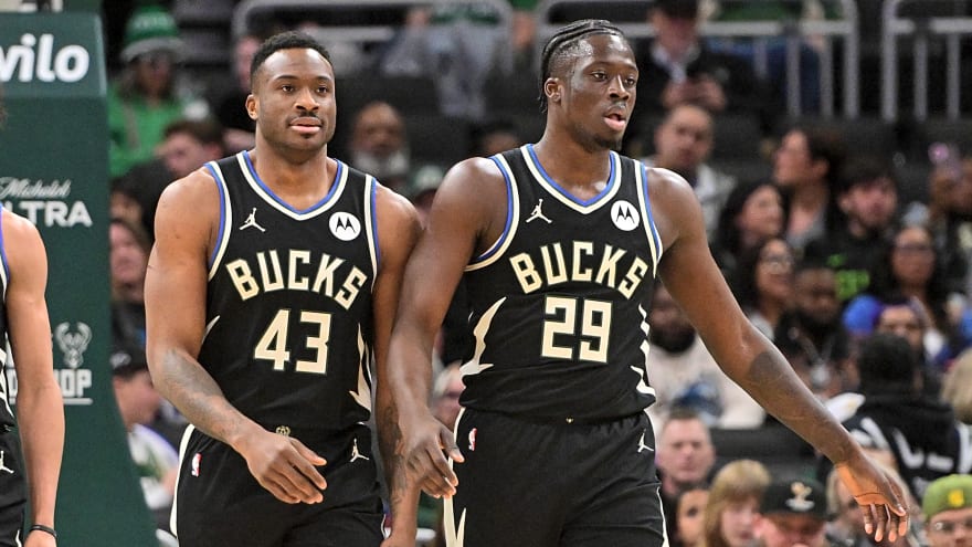 Antetokounmpo brothers connect on rare late-game alley-oop