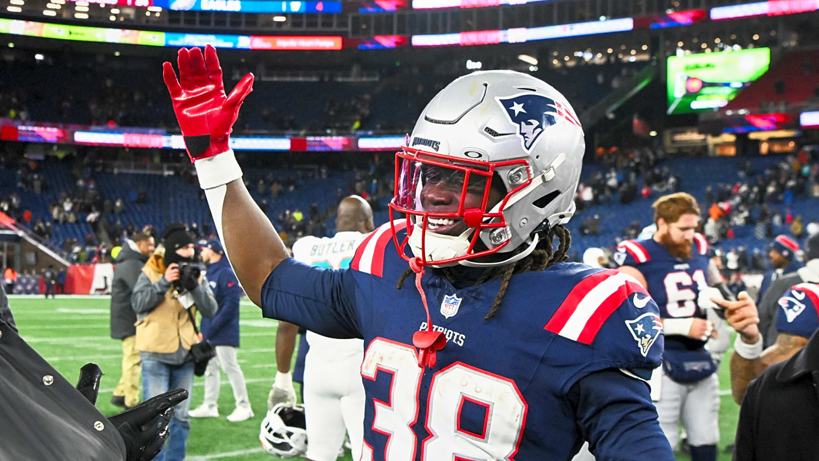 Patriots dominate Dolphins, 38-10