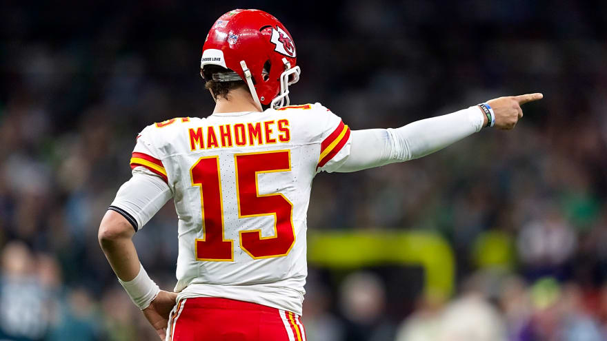 Which future Hall of Famer has Patrick Mahomes been chatting with?