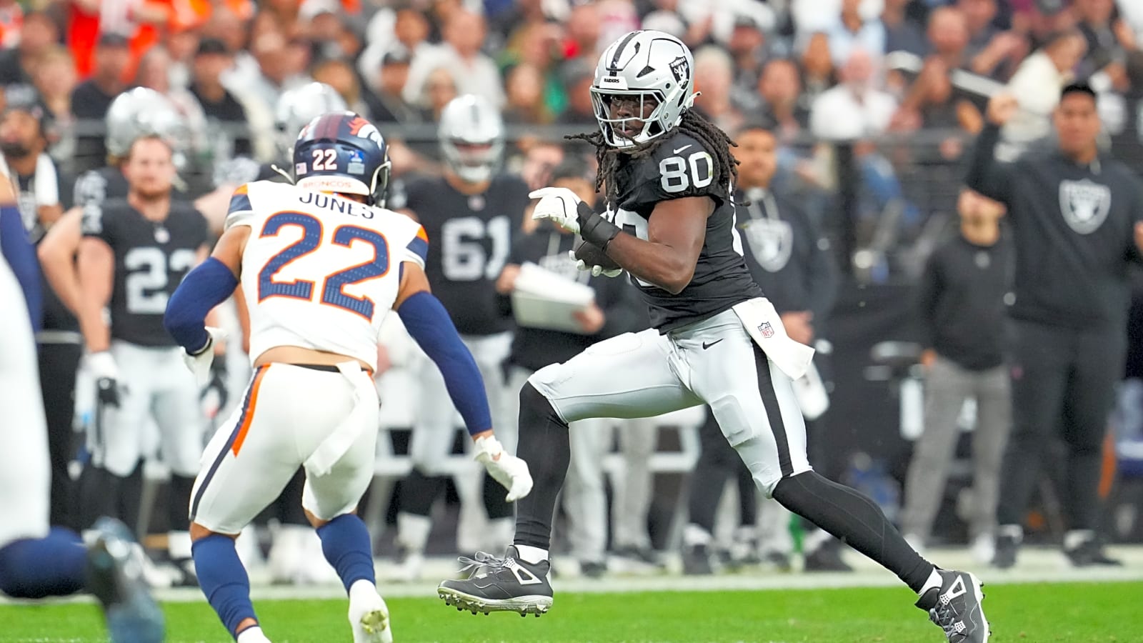 Raiders To Re-Sign TE Ian Thomas