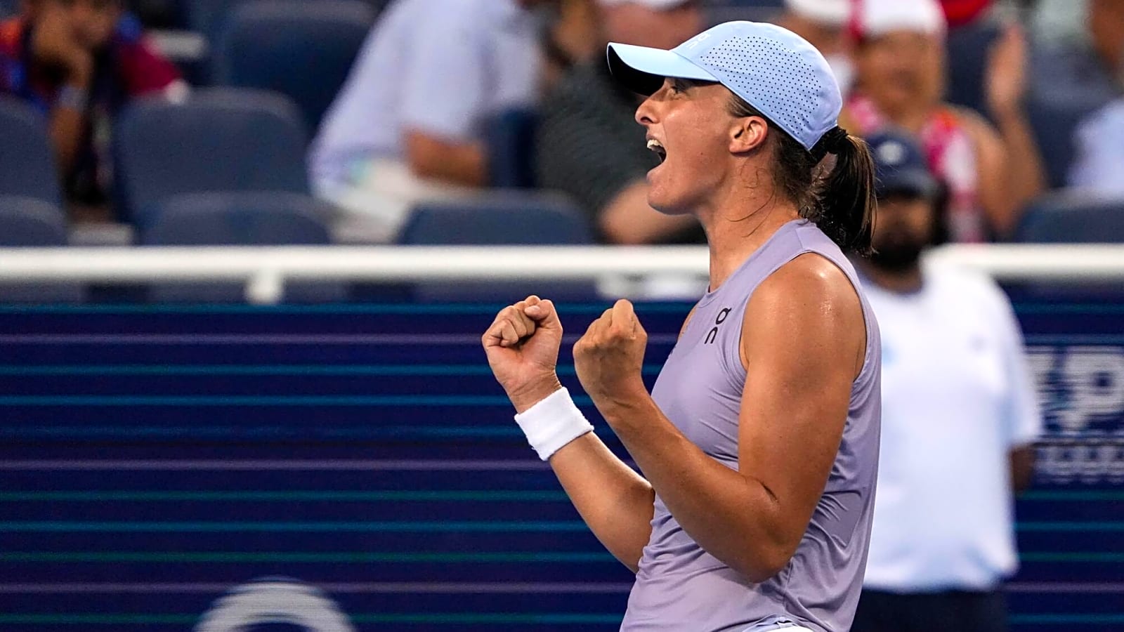 WTA Race Update: Iga Swiatek closes in on Aryna Sabalenka for year-end No. 1, Paolini&#39;s surge puts pressure on Pegula for WTA Finals spot