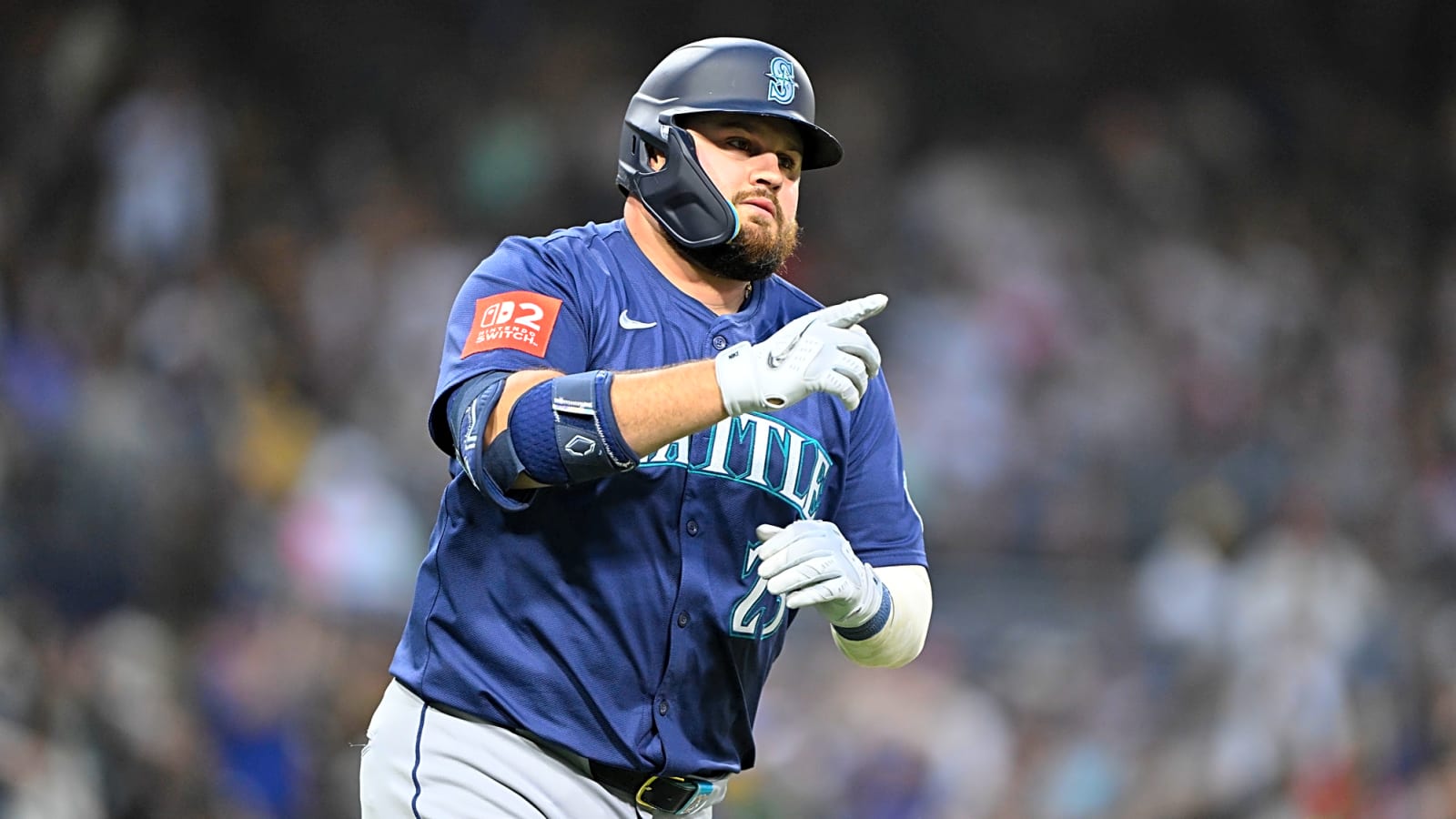 Mariners designate former 35-HR hitter for assignment
