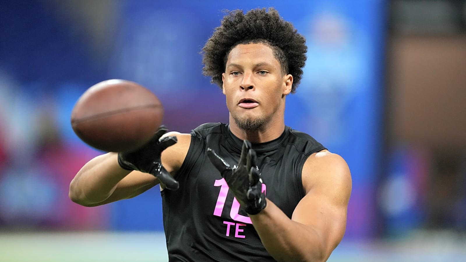 Chargers acquire No. 165 from Eagles, select TE Oronde Gadsden II