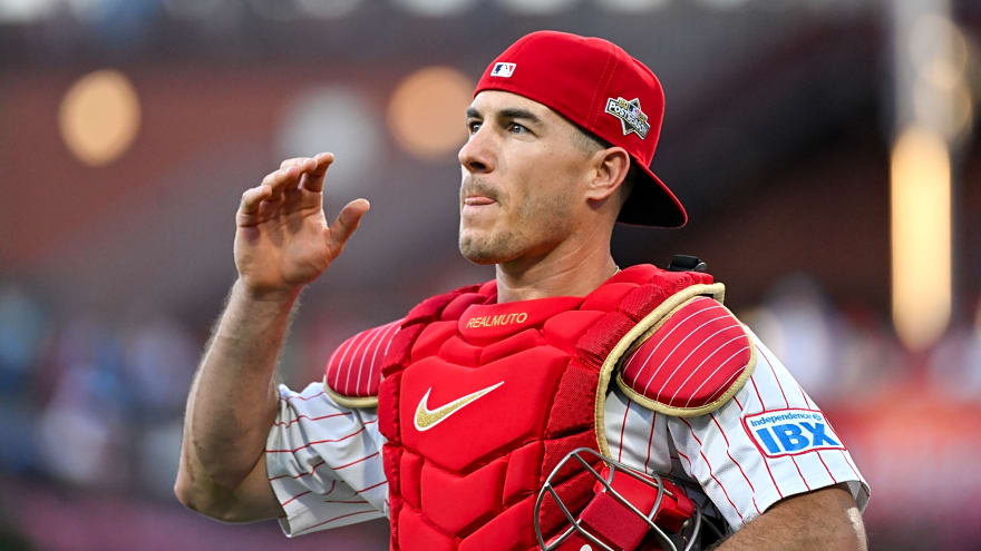 Phillies evaluating catching trade market with Realmuto still unsigned