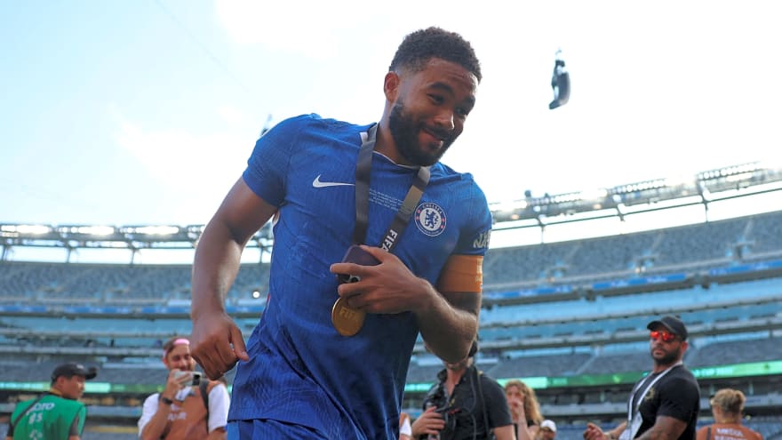 Chelsea fans fear the worst after surprising half time switch raises injury fears