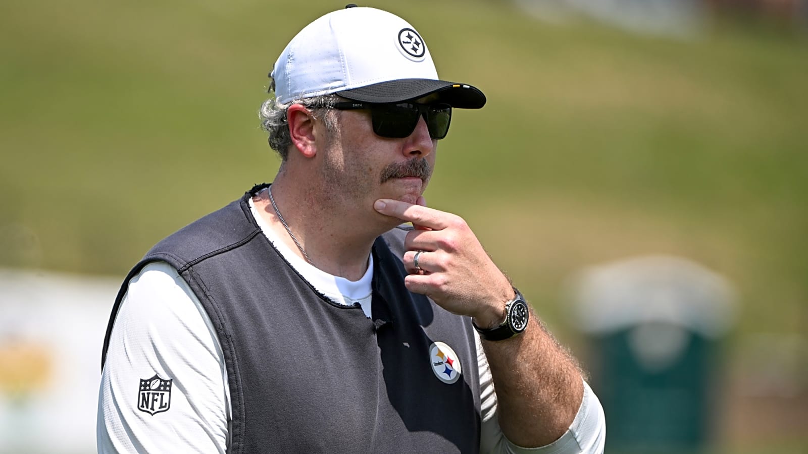 Arthur Smith draws attention with unusual hand gesture from sideline