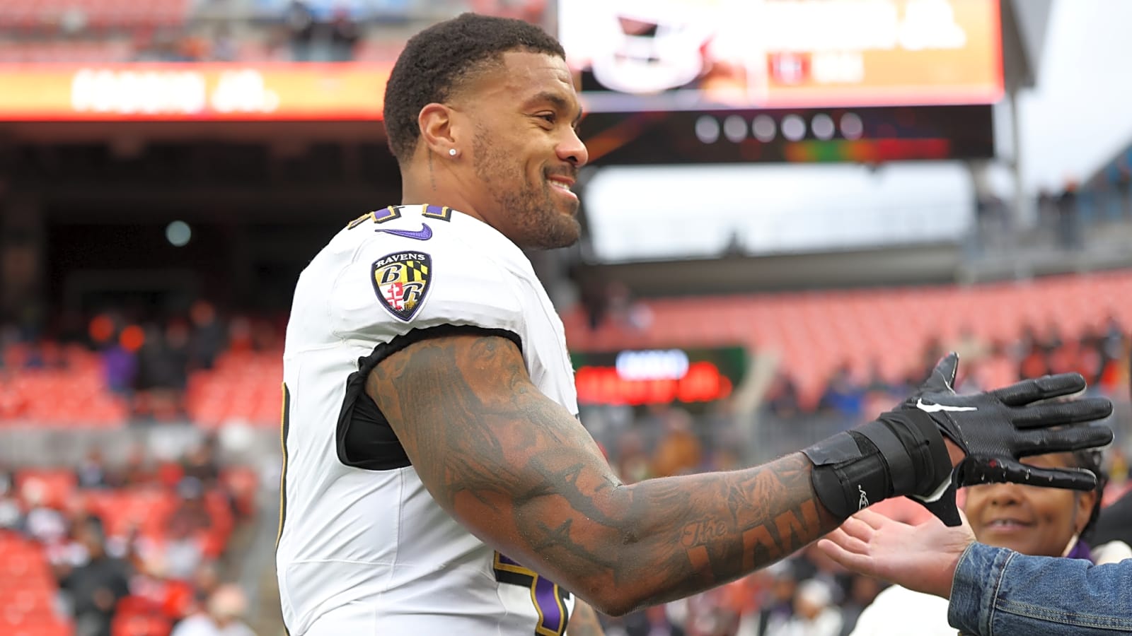 Patriots Edge Rusher Dre'Mont Jones Attacking Unlikely Offseason Regimen