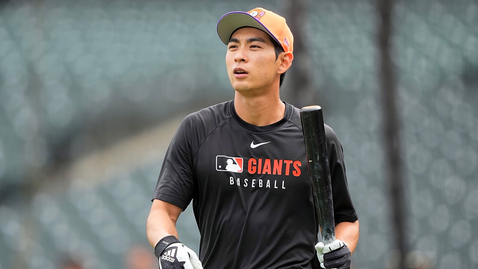 Watch: Jung Hoo Lee catches a fly ball between his knees