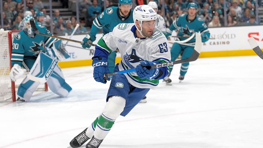 Max Sasson Earns His Place in Canucks Lineup