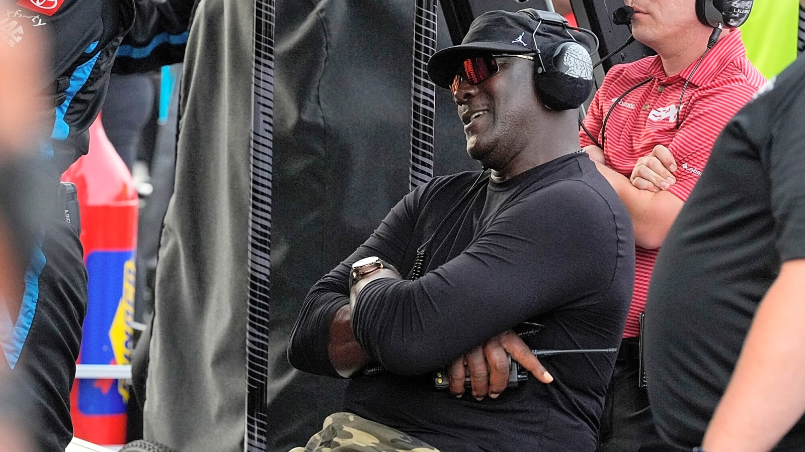 Charlie Sheen Reveals Michael Jordan&#39;s Epic Reaction To Beating Him In 2-On-1 Game