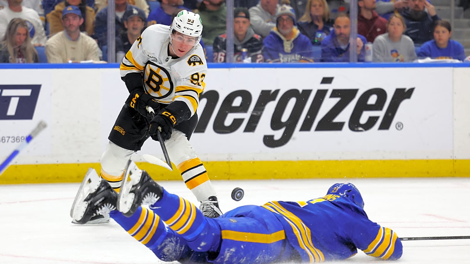 Bruins sign Fraser Minten to seven-year contract