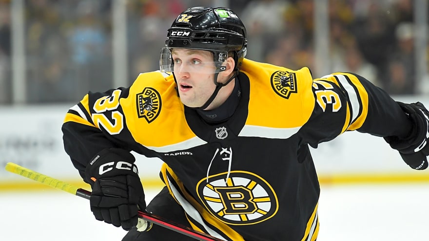 Boston Bruins Re-Sign John Farinacci